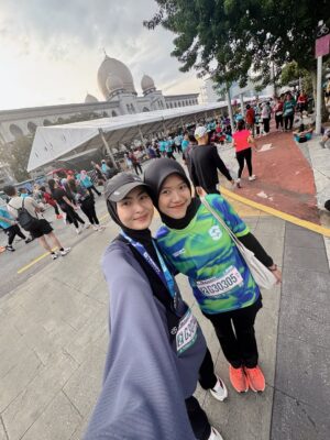 Wany Hasrita Instagram - Did my first Half Marathon debut today at TWINCITY 2026. Alhamdulillah, never thought I could go this far (read: deadly serious) when I started my running journey back in June 2025. Now dah ada 21KM Finisher T-shirt. š„²
.
On another note, okaylahāI take back my words about sorang-sorang pun boleh lari. Yes boleh je & before this, sistur memang lone ranger je lari. But it is fun and helpful rupanya when you have friends to run with. I made some today. Thanks to @miaazahar .
Dan lagi-lagi KM yang panjanggg macam ni, kalau sorang-sorang tadi memang mau saya tidur je tepi highway tu. š¤£
Thanks to Shaz & geng for being my pacers sampai hujung. Also, special thanks to this lady Syira at the last KM3āthe one who kept pushing:
āSikit lagi Wanyyyyy, kat depan dah tuuuu!ā
āBoleh sub 3 niiiii!ā
Kaki saya redha dah kena belasah pace 6 hujung-hujung tu. But I did itāterlebih 1 second la tapi. 𤧠Thank you jgk kat kak @zeileenyusnita & abg @far8omardin utk kasut debut HM saya.
.
Apa-apa pun syukur & alhamdulillah for today. Allah pinjamkan tenaga utk habiskan this race. Thank you @aladibfahmi bg izin joinn this event, sabajap kay sy otw balik pulang ke pangkuanmu & @aishahaliman_ . Sekian, permulaan tahun 2026 yang manis utk saya. āØš