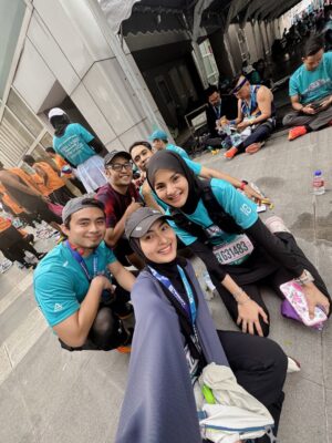 Wany Hasrita Instagram - Did my first Half Marathon debut today at TWINCITY 2026. Alhamdulillah, never thought I could go this far (read: deadly serious) when I started my running journey back in June 2025. Now dah ada 21KM Finisher T-shirt. š„²
.
On another note, okaylahāI take back my words about sorang-sorang pun boleh lari. Yes boleh je & before this, sistur memang lone ranger je lari. But it is fun and helpful rupanya when you have friends to run with. I made some today. Thanks to @miaazahar .
Dan lagi-lagi KM yang panjanggg macam ni, kalau sorang-sorang tadi memang mau saya tidur je tepi highway tu. š¤£
Thanks to Shaz & geng for being my pacers sampai hujung. Also, special thanks to this lady Syira at the last KM3āthe one who kept pushing:
āSikit lagi Wanyyyyy, kat depan dah tuuuu!ā
āBoleh sub 3 niiiii!ā
Kaki saya redha dah kena belasah pace 6 hujung-hujung tu. But I did itāterlebih 1 second la tapi. 𤧠Thank you jgk kat kak @zeileenyusnita & abg @far8omardin utk kasut debut HM saya.
.
Apa-apa pun syukur & alhamdulillah for today. Allah pinjamkan tenaga utk habiskan this race. Thank you @aladibfahmi bg izin joinn this event, sabajap kay sy otw balik pulang ke pangkuanmu & @aishahaliman_ . Sekian, permulaan tahun 2026 yang manis utk saya. āØš