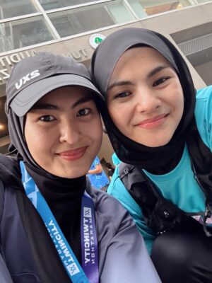 Wany Hasrita Instagram - Did my first Half Marathon debut today at TWINCITY 2026. Alhamdulillah, never thought I could go this far (read: deadly serious) when I started my running journey back in June 2025. Now dah ada 21KM Finisher T-shirt. š„²
.
On another note, okaylahāI take back my words about sorang-sorang pun boleh lari. Yes boleh je & before this, sistur memang lone ranger je lari. But it is fun and helpful rupanya when you have friends to run with. I made some today. Thanks to @miaazahar .
Dan lagi-lagi KM yang panjanggg macam ni, kalau sorang-sorang tadi memang mau saya tidur je tepi highway tu. š¤£
Thanks to Shaz & geng for being my pacers sampai hujung. Also, special thanks to this lady Syira at the last KM3āthe one who kept pushing:
āSikit lagi Wanyyyyy, kat depan dah tuuuu!ā
āBoleh sub 3 niiiii!ā
Kaki saya redha dah kena belasah pace 6 hujung-hujung tu. But I did itāterlebih 1 second la tapi. 𤧠Thank you jgk kat kak @zeileenyusnita & abg @far8omardin utk kasut debut HM saya.
.
Apa-apa pun syukur & alhamdulillah for today. Allah pinjamkan tenaga utk habiskan this race. Thank you @aladibfahmi bg izin joinn this event, sabajap kay sy otw balik pulang ke pangkuanmu & @aishahaliman_ . Sekian, permulaan tahun 2026 yang manis utk saya. āØš
