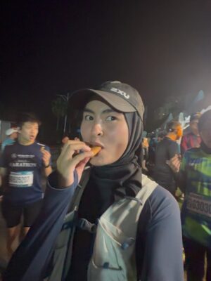 Wany Hasrita Instagram - Did my first Half Marathon debut today at TWINCITY 2026. Alhamdulillah, never thought I could go this far (read: deadly serious) when I started my running journey back in June 2025. Now dah ada 21KM Finisher T-shirt. š„²
.
On another note, okaylahāI take back my words about sorang-sorang pun boleh lari. Yes boleh je & before this, sistur memang lone ranger je lari. But it is fun and helpful rupanya when you have friends to run with. I made some today. Thanks to @miaazahar .
Dan lagi-lagi KM yang panjanggg macam ni, kalau sorang-sorang tadi memang mau saya tidur je tepi highway tu. š¤£
Thanks to Shaz & geng for being my pacers sampai hujung. Also, special thanks to this lady Syira at the last KM3āthe one who kept pushing:
āSikit lagi Wanyyyyy, kat depan dah tuuuu!ā
āBoleh sub 3 niiiii!ā
Kaki saya redha dah kena belasah pace 6 hujung-hujung tu. But I did itāterlebih 1 second la tapi. 𤧠Thank you jgk kat kak @zeileenyusnita & abg @far8omardin utk kasut debut HM saya.
.
Apa-apa pun syukur & alhamdulillah for today. Allah pinjamkan tenaga utk habiskan this race. Thank you @aladibfahmi bg izin joinn this event, sabajap kay sy otw balik pulang ke pangkuanmu & @aishahaliman_ . Sekian, permulaan tahun 2026 yang manis utk saya. āØš
