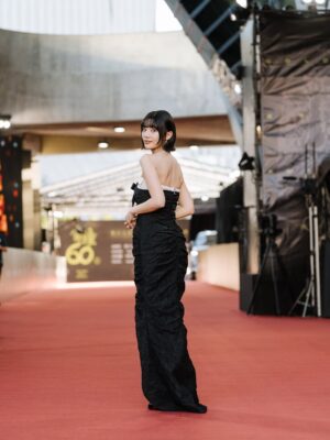Wenny Lin Instagram - @goldenbellawards 
（第二年的心得還是落落長，歹勢）
成為金鐘60星光大道的主持人，真的是一件榮幸又緊張到胃在翻滾的事，每年看著這道發光的紅毯，總覺得這裡是一個象徵夢想、努力與榮耀的地方，很開心能在此迎接每一位優秀的電視人。

先是好長一段時間的準備期，再從彩排到正式開場，每一秒都在提醒自己：「冷靜、穩定、享受。」但老實說，開始前在禮賓車上沉澱的那10分鐘，真的以為過了10小時，太煎熬啦(＞人＜;)但當麥克風開啟，感受到現場每位夥伴相信我們的眼神，並近距離看到大家盛裝打扮、自信登場，一切的光芒真的會讓人瞬間忘記所有，心裡只想好好的讓他們在鏡頭前的每分每秒，都有被好好的記錄下來。

主持紅毯不只是介紹誰走上來，更是一場節奏與臨場反應的大考驗，有時天氣、燈光、排程都會有臨時變化，但那也是現場主持最迷人的地方——沒有任何一次會完全一樣，而我喜歡這樣，喜歡挑戰這樣。

結束後回頭看，有一種「我們一起參與了台灣電視史重要一頁」的感動。

金鐘60，會是我心裡永遠閃閃發亮的一刻。✨

謝謝認真到不行的熙熙，每分每秒都在討論彼此可以怎麼樣一起更好，禮賓車的等待期，我們一起真誠的鼓勵，那也是我不會忘記的時刻，很開心能和你合作！謝謝前輩(⁎⁍̴̛ᴗ⁍̴̛⁎)

謝謝最可靠的三立團隊，謝謝玫姐、琴姐、邊哥、孟芬姐還有思思、真真、郁婷、怡萱，以及導播、FD、所有攝影大哥們⋯⋯還有好多人，總之一場活動真的需要太多夥伴一起幫忙，少了誰都不行，有你們真好。

謝謝最讓我安心的MUMU Family，這次大家都穿上了我的有才文創好朋朋 @kingjun 替我設計的衣服，每個人都超可愛的，謝謝你們成為我的後盾，謝謝每次補妝時間都用最溫暖的聲音為我加油。

謝謝傑尼龜和米雪，不用多說，我就是很愛你們，希望你們也有放下大石一起玩得放心，因為你們開心我就開心。

真心謝謝所有幕前幕後的夥伴、入圍者、我的家人朋友以及粉絲，你們讓我在這條紅毯上不只是主持人，更是見證夢想的人。

總之，沒有你們沒有我，我會繼續努力。