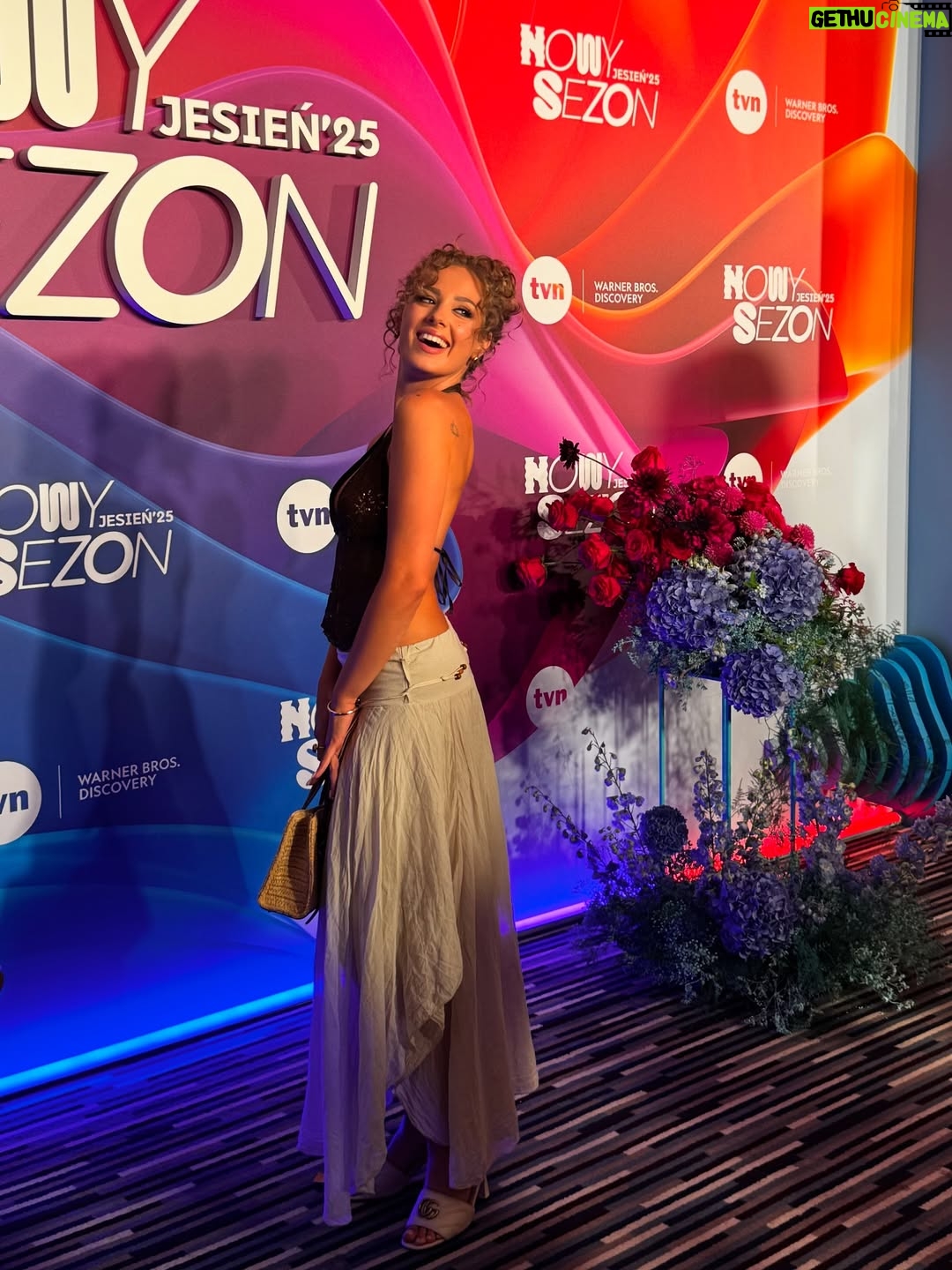 Wiktoria Gąsiewska - 6.7K Likes - Jesienna ramówka, a wraz z nią @afrykaexpress.tvn ! 
Premiera już 6 września na @tvn.pl o 19:45 🤠