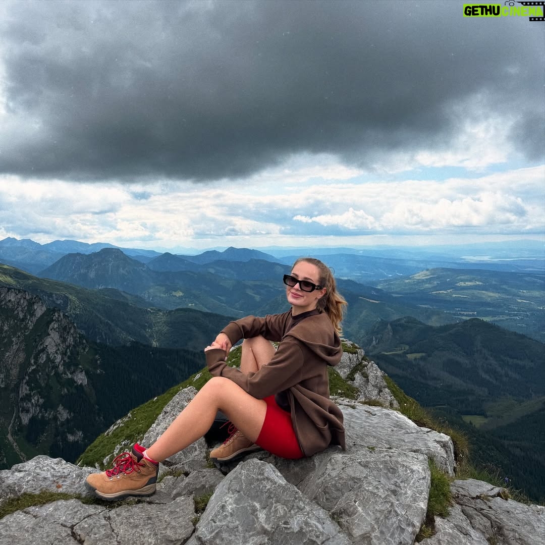 Wiktoria Gąsiewska - 13.3K Likes - Giewont ✔️ 

Jakie trasy polecacie?