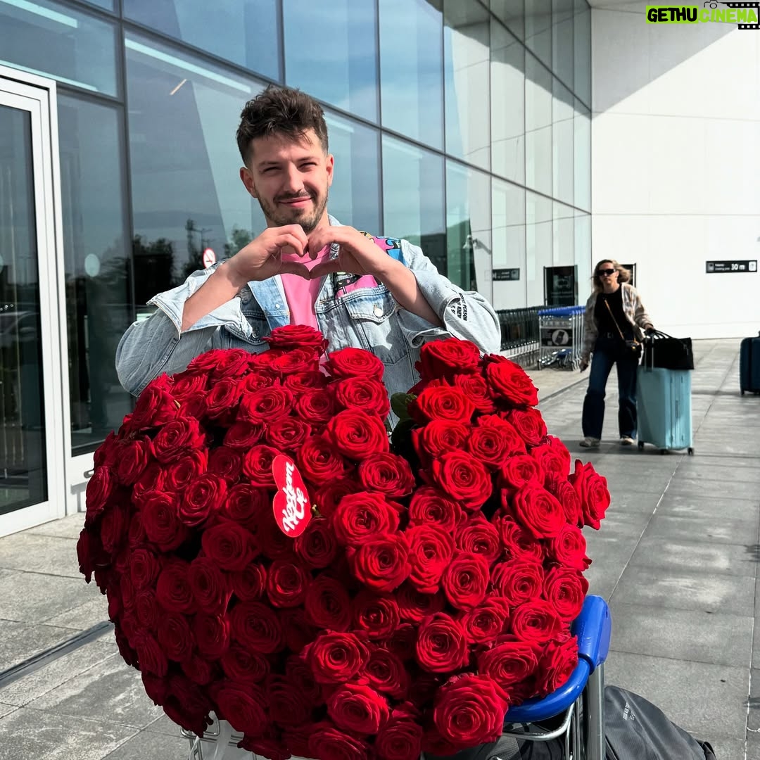 Wiktoria Gąsiewska - 15.3K Likes - Powrót z Afryki do mojej rzeczywistości, szybki wypad w Tatry, wesele i dużo pracy… 
Każda podróż jest piękna, ale kocham wracać do domu, do moich ludzi ♥️ #homesweethome
