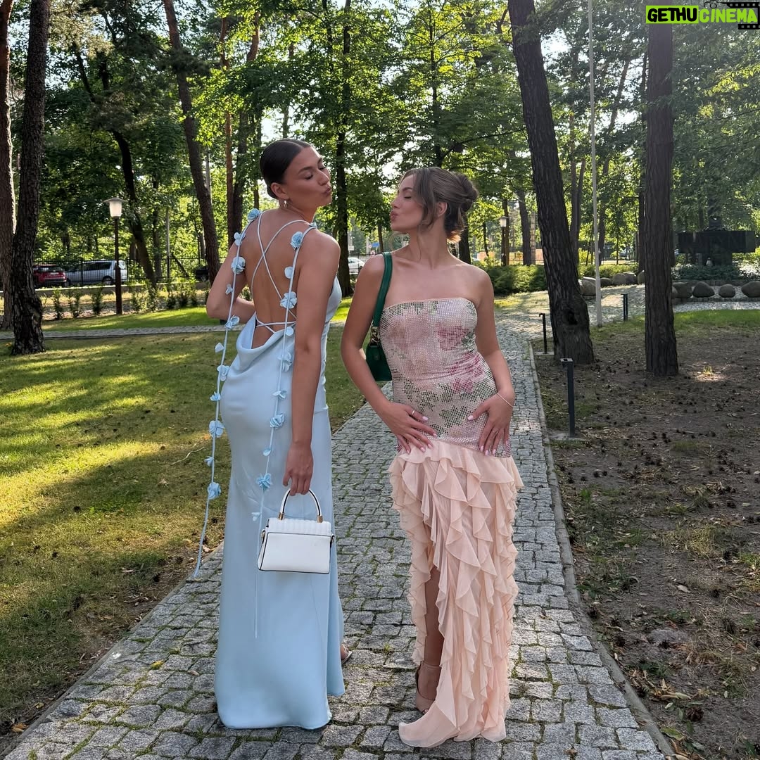 Wiktoria Gąsiewska - 15.3K Likes - Powrót z Afryki do mojej rzeczywistości, szybki wypad w Tatry, wesele i dużo pracy… 
Każda podróż jest piękna, ale kocham wracać do domu, do moich ludzi ♥️ #homesweethome