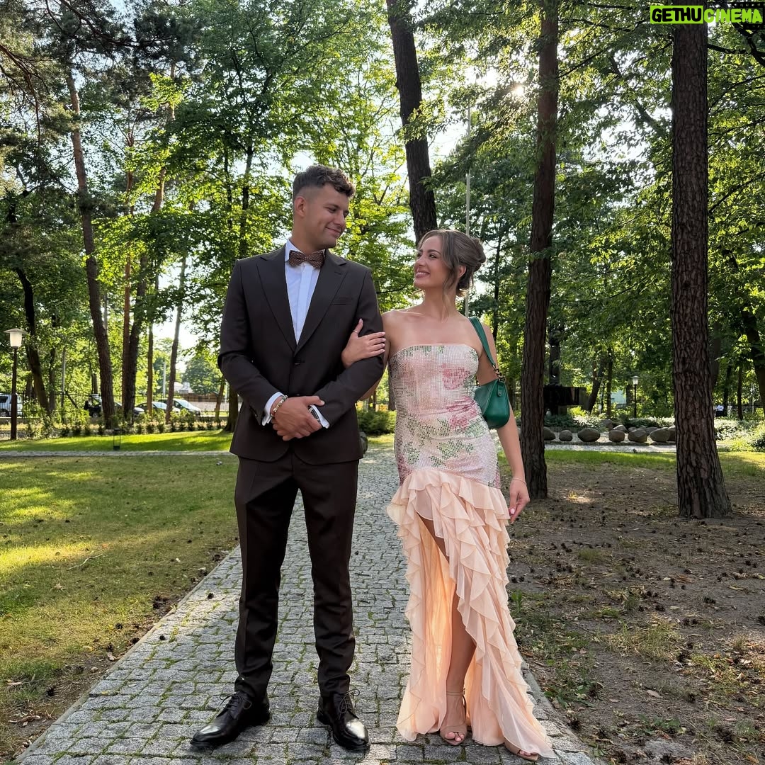 Wiktoria Gąsiewska - 15.3K Likes - Powrót z Afryki do mojej rzeczywistości, szybki wypad w Tatry, wesele i dużo pracy… 
Każda podróż jest piękna, ale kocham wracać do domu, do moich ludzi ♥️ #homesweethome