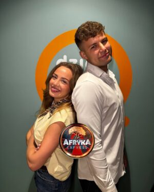Wiktoria Gąsiewska Instagram - Afryka – kontynent pełen kontrastów, barw i dźwięków.
Skok w nieznane – bez planu, ale z sercem otwartym na przygodę!
 @afrykaexpress.tvn nadciągamy!💚