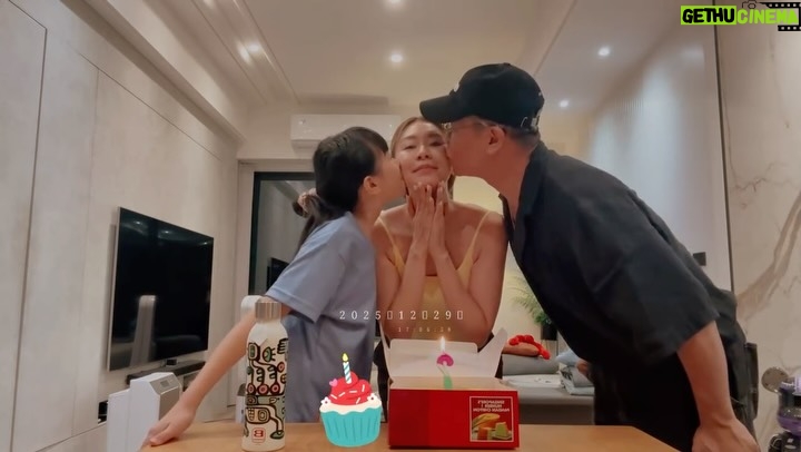 Windie Chang - 1.7K Likes - 揮別美好的2025年只剩下沒幾天了🧡
感謝今年的「棋幻旅程」🧡

在整理影片的時候發現今年的生日竟然錄了這一段影片🥰
這是我們一家人幸福且平凡的日常～🤩

祝福大家迎接新的一年～一定都平安健康、心想事成～
然後繼續期待我的新歌😏