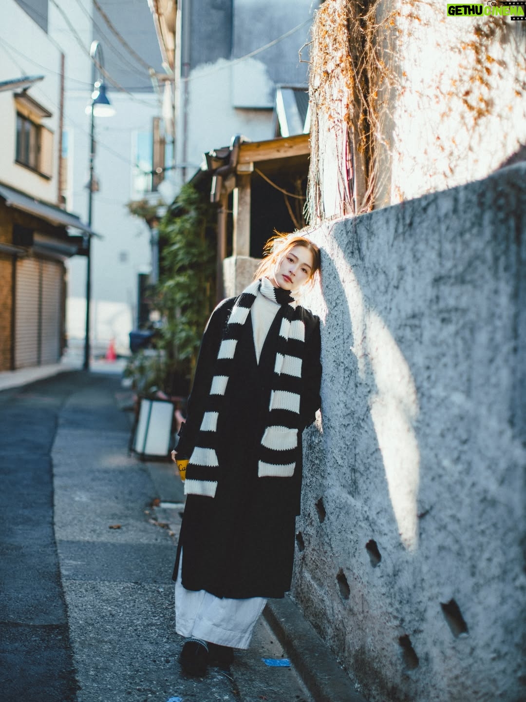Winnie Wu - 9.7K Likes - 冬の風と、やさしい光🧣

今天是平安夜，
希望世界真的都能平平安安。