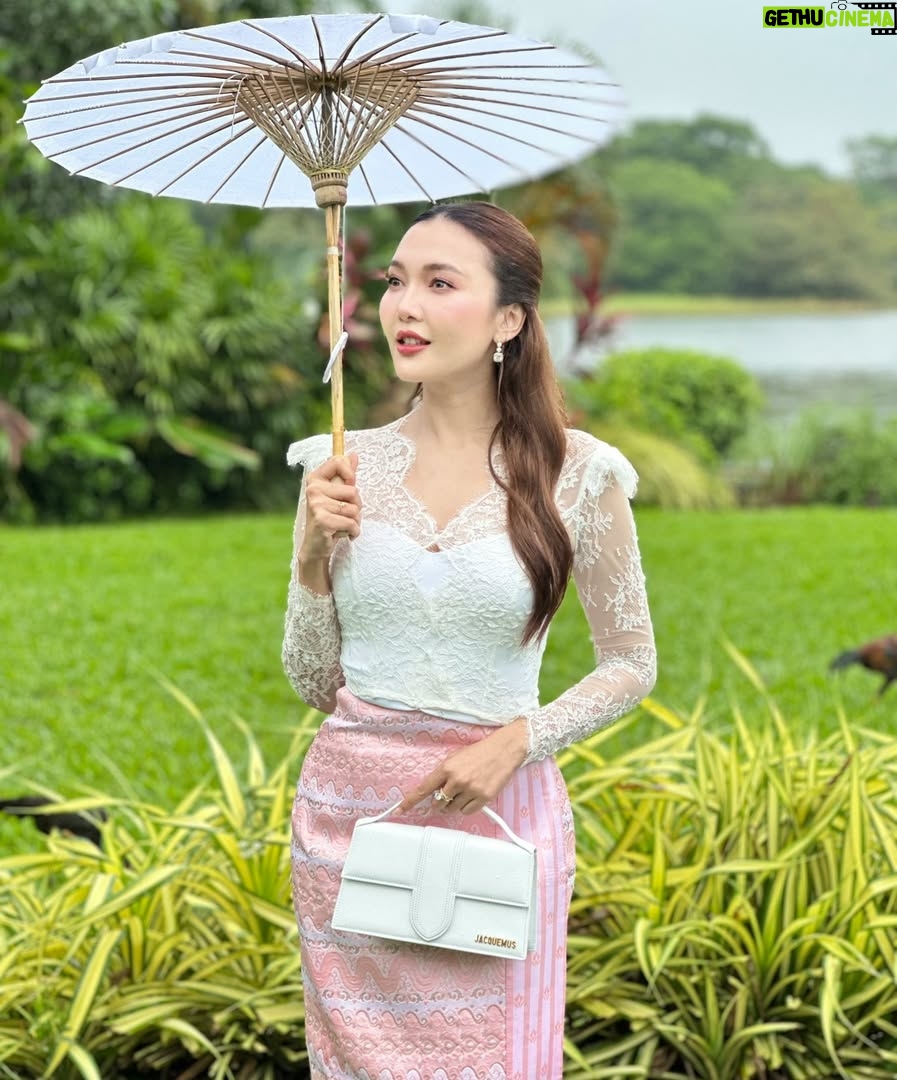 Wint Yamone Naing - 571 Likes - မိုးဖွဲလေးထဲက ငယ်ဇင်ရဲ့အချစ်ပုံပြင်လှလှလေး 🤍

💄Nway Oo Maung