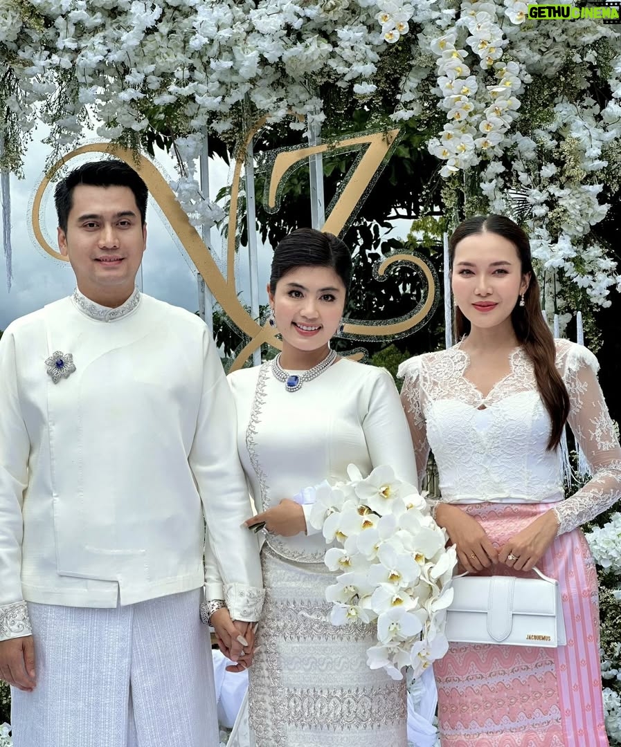 Wint Yamone Naing - 571 Likes - မိုးဖွဲလေးထဲက ငယ်ဇင်ရဲ့အချစ်ပုံပြင်လှလှလေး 🤍

💄Nway Oo Maung