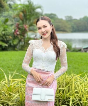 Wint Yamone Naing Instagram - မိုးဖွဲလေးထဲက ငယ်ဇင်ရဲ့အချစ်ပုံပြင်လှလှလေး 🤍
💄Nway Oo Maung