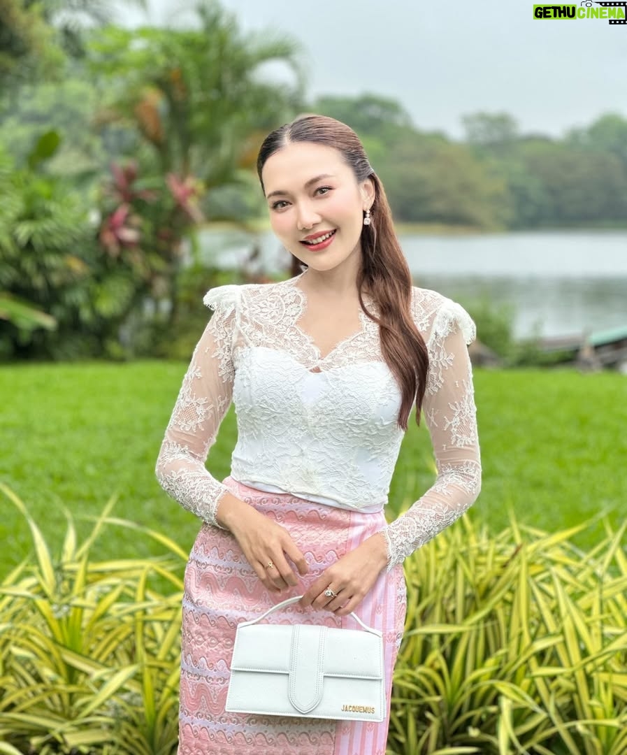 Wint Yamone Naing - 571 Likes - မိုးဖွဲလေးထဲက ငယ်ဇင်ရဲ့အချစ်ပုံပြင်လှလှလေး 🤍

💄Nway Oo Maung