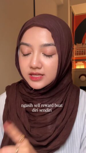 Wirda Mansur Instagram - Bayangkan kita jalan di wilayah baru, yang bukan tempat asal kita. Tanpa petunjuk, tanpa arah, tanpa navigasi, tanpa ada yang ngasih tau, kira-kira, bakal nyasar apa bakal kesasar? 😆
Nah, hidup di dunia ini juga gitu.
Kita lagi jalan di hidup yang sebenernya belum kita ngerti peta-nya. Banyak pilihan, banyak belokan, banyak godaan.
Kalau tanpa pegangan, tanpa panduan, tanpa arah yang jelas, pelan-pelan kita bisa jalan terlalu jauh, dan salah tujuan..
Di situlah Al-Fatihah bertindak.
Bukan sekadar dibaca saat sholat, tapi ini peta hidup. Di dalamnya, berisi permintaan untuk diampuni, dan diberikan petunjuk.
Dan ini kenapa gue mulai membiasakan diri untuk "menghadiahkan" diri ini Al-Fatihah, sebagai bentuk minta perlindungan, jadi pengingat, dan penuntun arah. Karena kalau bukan kita yang mendoakan diri sendiri, siapa lagi?
Tertarik buat mulai? 😋 #SpillAmalan