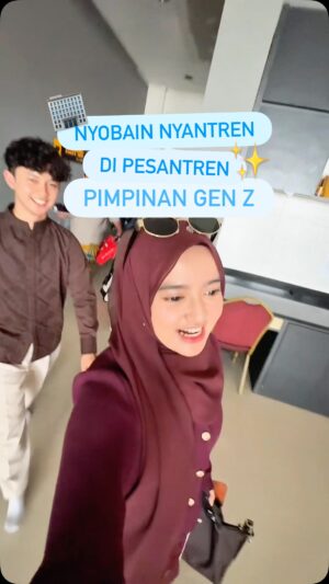 Wirda Mansur Instagram - PART 1
NYANGKA GAK LU PADA? 🤣🫵🏻
Pimpinan Pesantren Gen Z kedatengan santri gen Z baru yang mau Pesantren kilat 🤣
@fahryyyy20 @alwanrk_ @nizar_abzhr31 ngerasain pengalaman jadi santri 1 hari di Pesantren @daarul_mansur Tangerang, kata gue maaah ADEE AJE GEBRAKANNYEEE 😭🔥
Sebagai Bu Nyai Gen Z yang baik hati tentu sangaaat hepiii dong 😋☝🏻 day 1 mereka jadi santri, nantikan episode seru selanjutnya WKWK #LifeAtDarman #DaarulMansur
Yukkk mondok di Pesantren Daarul Mansur! Kapan lagi bisa hafal Qur’an dan KEKINIAN dengan nyaman plus TERJANGKAU! 🤩 btw masih buka pendaftaran santri baru looooohhh~ cek profil @daarul_mansur