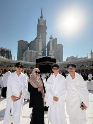 Wirda Mansur Instagram - “Eh ini kita kalau umroh bayar sendiri, kira-kira abis berapa ya?” tanya gue ke Nizar, Fahry, dan Alwan.
Awal Desember ini, izin Allah, kami diundang ke Riyadh Season. Dari rangkaian acara itu, perjalanan kami ditutup dengan Umroh bareng. Karena kepo, kita jadi iseng ngitung-ngitung. Hotel selama di Riyadh aja 40 juta per orang. Belum tiket pesawat PP kelas bisnis Jakarta–Riyadh–Jeddah–Jakarta.
“Kayaknya 100–200 juta nyampe deh,” kata Nizar. Dalam hati gue mikir, lah ini mah umroh rasa haji 🥹
Dan Subhanallahnya… semua itu kita dapet secara gratis! Lewat wasilah menjadi tamu undangan Kementerian Media Arab Saudi.
Di momen itu gue langsung keinget diri gue yang dulu. Punya mimpi tinggi, dan juga selera tinggi 😌😜 maunya ke Negara bagus, pesawat kelas satu, hotel bintang lima. Tapi... yang selalu gue ukur cuma kemampuan saat ini. Jadi kalau pergi, hotelnya cari yang murah, pesawat nunggu promo, semua dihemat hemat. Sampai kadang berasa… kayak lupa kalau gue punya Allah 🥲
Padahal ada Allah Yang Maha Kaya.
Dan kita selalu punya ruang buat minta apapun yang terbaik.
Dari kecil, Papah ngenalin gue sama yang gue sebut “nabung sholawat”. Akhirnya semuaaa gue sholawatin 😆 gambar Mekkah, Madinah, Eropa, dllnya. Dan ternyata ini juga yang dilakukan Nizar cs.
Seneng banget dapet saudara baru 😆
Meskipun kita udah saling kenal dan berteman sejak setahun yang lalu, rasanya perjalanan kali ini bikin kita makin kenal satu sama lain. Nizar, Fahry, Alwan, anak muda yang dapet dunia dan akhirat. Mereka begitu memuliakan orang tuanya banget banget. Dan gak neko neko. Itu juga rasanya yang bikin hidup mereka penuh berkah. Persahabatan mereka juga adeeemmm banget. Sayangnya mereka gak open member, ga terima orang baru di circlenya katanya ☺️ tapi kalau gue harusnya bisa ada pengecualian kaliii ya 😛 #PlisVoteGue
Semoga kalian yang baca ini juga secepatnya diundang ke Tanah Suci, dan keliling dunia bareng sahabat kalian dengan fasilitas terbaik! Karena ternyata… seru dan indah banget. 🥰