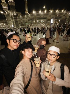 Wirda Mansur Instagram - “Eh ini kita kalau umroh bayar sendiri, kira-kira abis berapa ya?” tanya gue ke Nizar, Fahry, dan Alwan.
Awal Desember ini, izin Allah, kami diundang ke Riyadh Season. Dari rangkaian acara itu, perjalanan kami ditutup dengan Umroh bareng. Karena kepo, kita jadi iseng ngitung-ngitung. Hotel selama di Riyadh aja 40 juta per orang. Belum tiket pesawat PP kelas bisnis Jakarta–Riyadh–Jeddah–Jakarta.
“Kayaknya 100–200 juta nyampe deh,” kata Nizar. Dalam hati gue mikir, lah ini mah umroh rasa haji 🥹
Dan Subhanallahnya… semua itu kita dapet secara gratis! Lewat wasilah menjadi tamu undangan Kementerian Media Arab Saudi.
Di momen itu gue langsung keinget diri gue yang dulu. Punya mimpi tinggi, dan juga selera tinggi 😌😜 maunya ke Negara bagus, pesawat kelas satu, hotel bintang lima. Tapi... yang selalu gue ukur cuma kemampuan saat ini. Jadi kalau pergi, hotelnya cari yang murah, pesawat nunggu promo, semua dihemat hemat. Sampai kadang berasa… kayak lupa kalau gue punya Allah 🥲
Padahal ada Allah Yang Maha Kaya.
Dan kita selalu punya ruang buat minta apapun yang terbaik.
Dari kecil, Papah ngenalin gue sama yang gue sebut “nabung sholawat”. Akhirnya semuaaa gue sholawatin 😆 gambar Mekkah, Madinah, Eropa, dllnya. Dan ternyata ini juga yang dilakukan Nizar cs.
Seneng banget dapet saudara baru 😆
Meskipun kita udah saling kenal dan berteman sejak setahun yang lalu, rasanya perjalanan kali ini bikin kita makin kenal satu sama lain. Nizar, Fahry, Alwan, anak muda yang dapet dunia dan akhirat. Mereka begitu memuliakan orang tuanya banget banget. Dan gak neko neko. Itu juga rasanya yang bikin hidup mereka penuh berkah. Persahabatan mereka juga adeeemmm banget. Sayangnya mereka gak open member, ga terima orang baru di circlenya katanya ☺️ tapi kalau gue harusnya bisa ada pengecualian kaliii ya 😛 #PlisVoteGue
Semoga kalian yang baca ini juga secepatnya diundang ke Tanah Suci, dan keliling dunia bareng sahabat kalian dengan fasilitas terbaik! Karena ternyata… seru dan indah banget. 🥰
