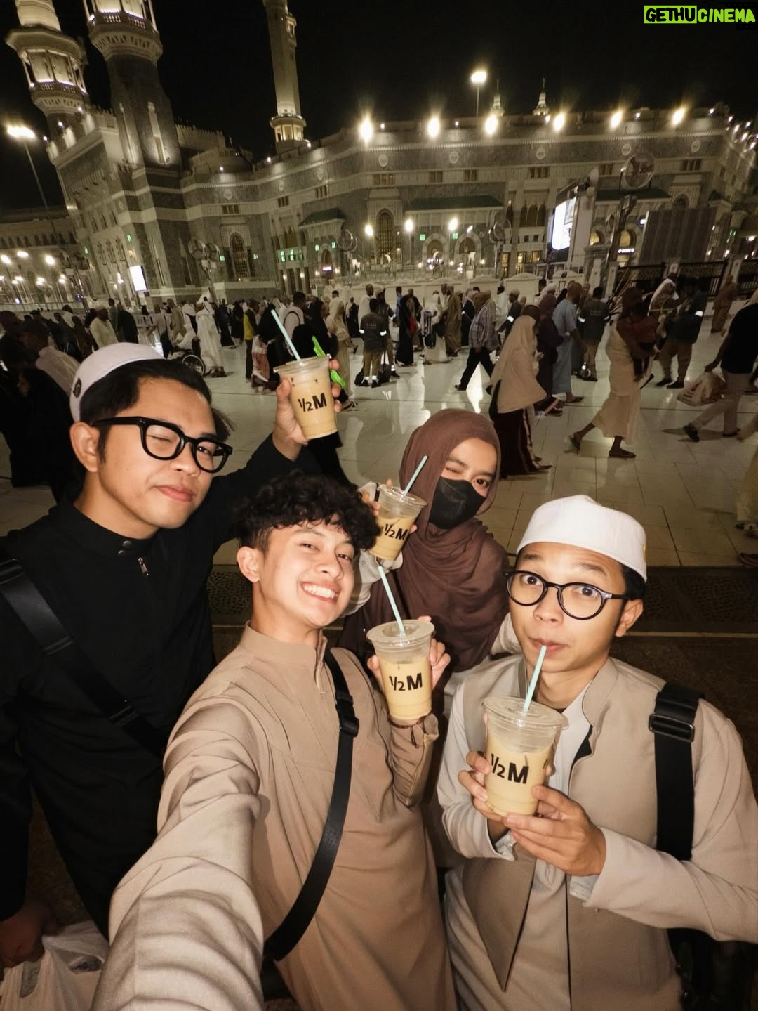 Wirda Mansur - 105K Likes - “Eh ini kita kalau umroh bayar sendiri, kira-kira abis berapa ya?” tanya gue ke Nizar, Fahry, dan Alwan.

Awal Desember ini, izin Allah, kami diundang ke Riyadh Season. Dari rangkaian acara itu, perjalanan kami ditutup dengan Umroh bareng. Karena kepo, kita jadi iseng ngitung-ngitung. Hotel selama di Riyadh aja 40 juta per orang. Belum tiket pesawat PP kelas bisnis Jakarta–Riyadh–Jeddah–Jakarta.

“Kayaknya 100–200 juta nyampe deh,” kata Nizar. Dalam hati gue mikir, lah ini mah umroh rasa haji 🥹

Dan Subhanallahnya… semua itu kita dapet secara gratis! Lewat wasilah menjadi tamu undangan Kementerian Media Arab Saudi.

Di momen itu gue langsung keinget diri gue yang dulu. Punya mimpi tinggi, dan juga selera tinggi 😌😜 maunya ke Negara bagus, pesawat kelas satu, hotel bintang lima. Tapi... yang selalu gue ukur cuma kemampuan saat ini. Jadi kalau pergi, hotelnya cari yang murah, pesawat nunggu promo, semua dihemat hemat. Sampai kadang berasa… kayak lupa kalau gue punya Allah 🥲

Padahal ada Allah Yang Maha Kaya.
Dan kita selalu punya ruang buat minta apapun yang terbaik.

Dari kecil, Papah ngenalin gue sama yang gue sebut “nabung sholawat”. Akhirnya semuaaa gue sholawatin 😆 gambar Mekkah, Madinah, Eropa, dllnya. Dan ternyata ini juga yang dilakukan Nizar cs.

Seneng banget dapet saudara baru 😆
Meskipun kita udah saling kenal dan berteman sejak setahun yang lalu, rasanya perjalanan kali ini bikin kita makin kenal satu sama lain. Nizar, Fahry, Alwan, anak muda yang dapet dunia dan akhirat. Mereka begitu memuliakan orang tuanya banget banget. Dan gak neko neko. Itu juga rasanya yang bikin hidup mereka penuh berkah. Persahabatan mereka juga adeeemmm banget. Sayangnya mereka gak open member, ga terima orang baru di circlenya katanya ☺️ tapi kalau gue harusnya bisa ada pengecualian kaliii ya 😛 #PlisVoteGue

Semoga kalian yang baca ini juga secepatnya diundang ke Tanah Suci, dan keliling dunia bareng sahabat kalian dengan fasilitas terbaik! Karena ternyata… seru dan indah banget. 🥰