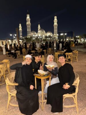 Wirda Mansur Instagram - “Eh ini kita kalau umroh bayar sendiri, kira-kira abis berapa ya?” tanya gue ke Nizar, Fahry, dan Alwan.
Awal Desember ini, izin Allah, kami diundang ke Riyadh Season. Dari rangkaian acara itu, perjalanan kami ditutup dengan Umroh bareng. Karena kepo, kita jadi iseng ngitung-ngitung. Hotel selama di Riyadh aja 40 juta per orang. Belum tiket pesawat PP kelas bisnis Jakarta–Riyadh–Jeddah–Jakarta.
“Kayaknya 100–200 juta nyampe deh,” kata Nizar. Dalam hati gue mikir, lah ini mah umroh rasa haji 🥹
Dan Subhanallahnya… semua itu kita dapet secara gratis! Lewat wasilah menjadi tamu undangan Kementerian Media Arab Saudi.
Di momen itu gue langsung keinget diri gue yang dulu. Punya mimpi tinggi, dan juga selera tinggi 😌😜 maunya ke Negara bagus, pesawat kelas satu, hotel bintang lima. Tapi... yang selalu gue ukur cuma kemampuan saat ini. Jadi kalau pergi, hotelnya cari yang murah, pesawat nunggu promo, semua dihemat hemat. Sampai kadang berasa… kayak lupa kalau gue punya Allah 🥲
Padahal ada Allah Yang Maha Kaya.
Dan kita selalu punya ruang buat minta apapun yang terbaik.
Dari kecil, Papah ngenalin gue sama yang gue sebut “nabung sholawat”. Akhirnya semuaaa gue sholawatin 😆 gambar Mekkah, Madinah, Eropa, dllnya. Dan ternyata ini juga yang dilakukan Nizar cs.
Seneng banget dapet saudara baru 😆
Meskipun kita udah saling kenal dan berteman sejak setahun yang lalu, rasanya perjalanan kali ini bikin kita makin kenal satu sama lain. Nizar, Fahry, Alwan, anak muda yang dapet dunia dan akhirat. Mereka begitu memuliakan orang tuanya banget banget. Dan gak neko neko. Itu juga rasanya yang bikin hidup mereka penuh berkah. Persahabatan mereka juga adeeemmm banget. Sayangnya mereka gak open member, ga terima orang baru di circlenya katanya ☺️ tapi kalau gue harusnya bisa ada pengecualian kaliii ya 😛 #PlisVoteGue
Semoga kalian yang baca ini juga secepatnya diundang ke Tanah Suci, dan keliling dunia bareng sahabat kalian dengan fasilitas terbaik! Karena ternyata… seru dan indah banget. 🥰