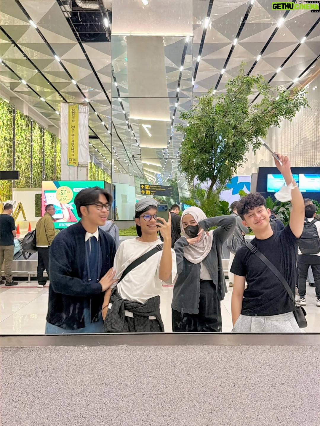 Wirda Mansur - 105K Likes - “Eh ini kita kalau umroh bayar sendiri, kira-kira abis berapa ya?” tanya gue ke Nizar, Fahry, dan Alwan.

Awal Desember ini, izin Allah, kami diundang ke Riyadh Season. Dari rangkaian acara itu, perjalanan kami ditutup dengan Umroh bareng. Karena kepo, kita jadi iseng ngitung-ngitung. Hotel selama di Riyadh aja 40 juta per orang. Belum tiket pesawat PP kelas bisnis Jakarta–Riyadh–Jeddah–Jakarta.

“Kayaknya 100–200 juta nyampe deh,” kata Nizar. Dalam hati gue mikir, lah ini mah umroh rasa haji 🥹

Dan Subhanallahnya… semua itu kita dapet secara gratis! Lewat wasilah menjadi tamu undangan Kementerian Media Arab Saudi.

Di momen itu gue langsung keinget diri gue yang dulu. Punya mimpi tinggi, dan juga selera tinggi 😌😜 maunya ke Negara bagus, pesawat kelas satu, hotel bintang lima. Tapi... yang selalu gue ukur cuma kemampuan saat ini. Jadi kalau pergi, hotelnya cari yang murah, pesawat nunggu promo, semua dihemat hemat. Sampai kadang berasa… kayak lupa kalau gue punya Allah 🥲

Padahal ada Allah Yang Maha Kaya.
Dan kita selalu punya ruang buat minta apapun yang terbaik.

Dari kecil, Papah ngenalin gue sama yang gue sebut “nabung sholawat”. Akhirnya semuaaa gue sholawatin 😆 gambar Mekkah, Madinah, Eropa, dllnya. Dan ternyata ini juga yang dilakukan Nizar cs.

Seneng banget dapet saudara baru 😆
Meskipun kita udah saling kenal dan berteman sejak setahun yang lalu, rasanya perjalanan kali ini bikin kita makin kenal satu sama lain. Nizar, Fahry, Alwan, anak muda yang dapet dunia dan akhirat. Mereka begitu memuliakan orang tuanya banget banget. Dan gak neko neko. Itu juga rasanya yang bikin hidup mereka penuh berkah. Persahabatan mereka juga adeeemmm banget. Sayangnya mereka gak open member, ga terima orang baru di circlenya katanya ☺️ tapi kalau gue harusnya bisa ada pengecualian kaliii ya 😛 #PlisVoteGue

Semoga kalian yang baca ini juga secepatnya diundang ke Tanah Suci, dan keliling dunia bareng sahabat kalian dengan fasilitas terbaik! Karena ternyata… seru dan indah banget. 🥰