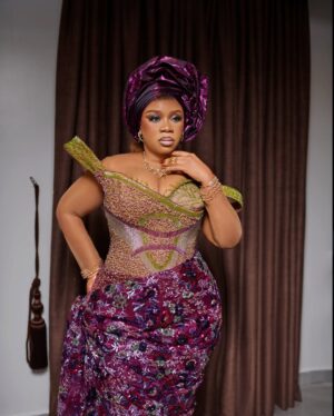 Wumi Toriola Instagram - Cheeers to a new year and another chance to get it right❤️❤️❤️

May our steps be guided,our efforts be rewarded and our dreams loudly answered..

Happy new year❤️❤️

Styled @hennykarzcouture 
Photo @vibrant__viewz 
Makeup by me ❤️