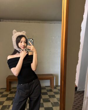 YENA Instagram - 우당탕탕 5월도 행복 한아름••🫶🏻
신나서 초도 못 불어보고 잃어버린 케이크 찾아요🎂