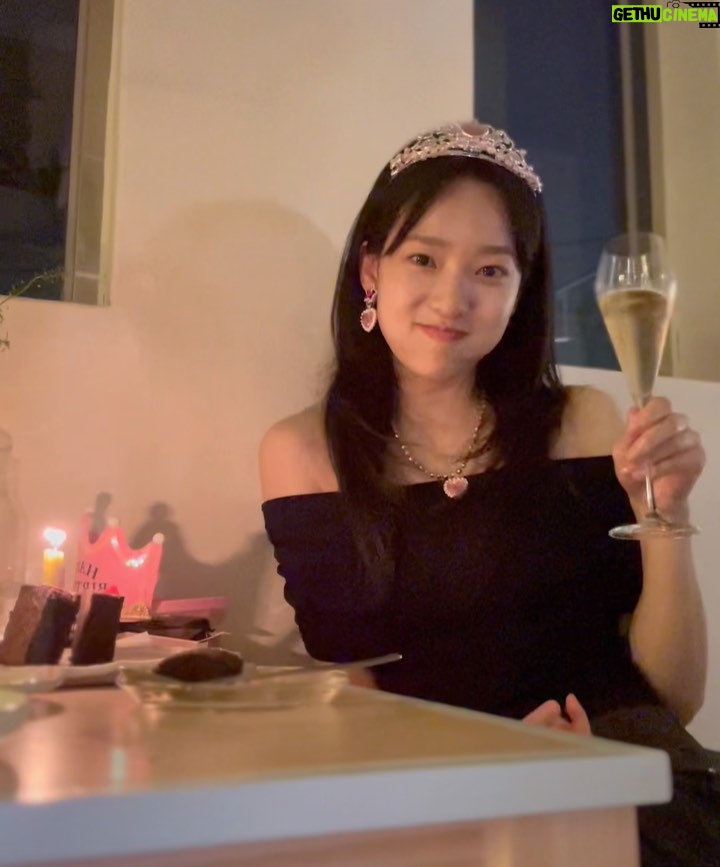 YENA - 3 Likes - 우당탕탕 5월도 행복 한아름••🫶🏻
신나서 초도 못 불어보고 잃어버린 케이크 찾아요🎂