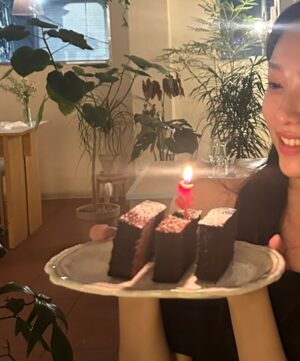 YENA Instagram - 우당탕탕 5월도 행복 한아름••🫶🏻
신나서 초도 못 불어보고 잃어버린 케이크 찾아요🎂