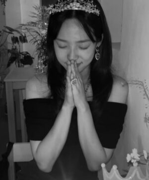 YENA Instagram - 우당탕탕 5월도 행복 한아름••🫶🏻
신나서 초도 못 불어보고 잃어버린 케이크 찾아요🎂
