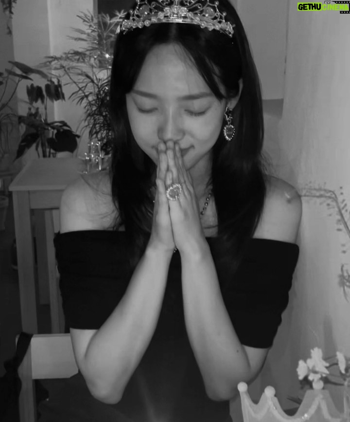 YENA - 3 Likes - 우당탕탕 5월도 행복 한아름••🫶🏻
신나서 초도 못 불어보고 잃어버린 케이크 찾아요🎂