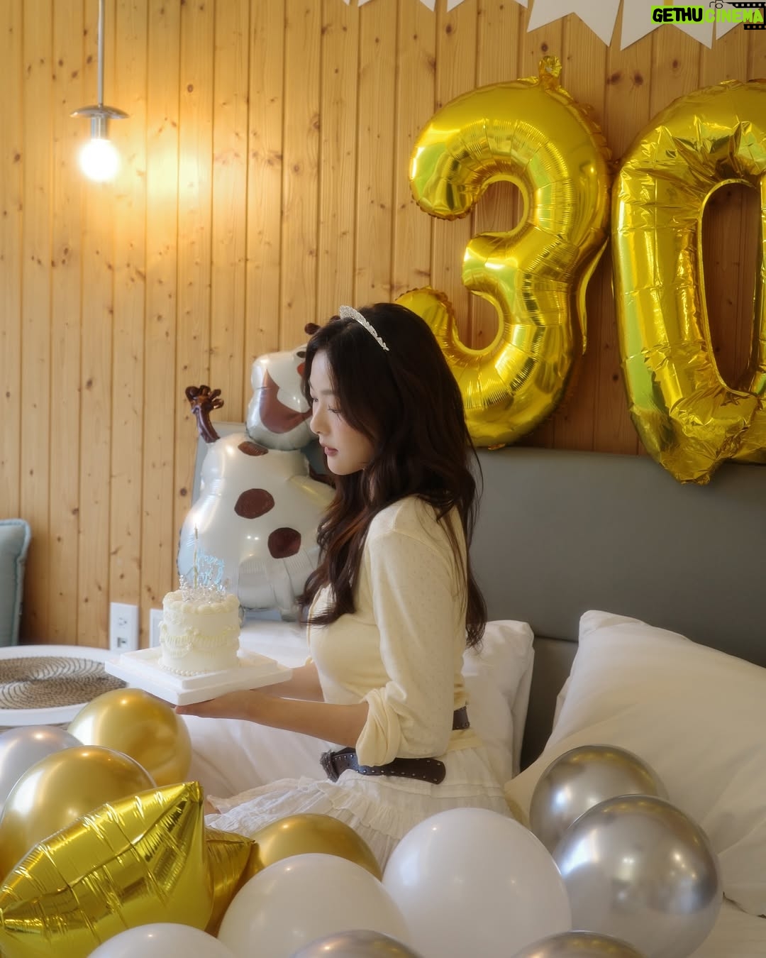 Ya-Gi Lai - 3.9K Likes - 今年看到第一顆蛋糕出現在眼前時 ——
眼淚不小心掉下來了。

也許是因為走過那些在黑暗裡等待陽光的日子，
才更明白被愛著、吹著蠟燭許願、對未來充滿期待
是多麼難得也多麼幸福。

真心謝謝每個階段來到身旁的善良與真誠🫶🏻

“Bad things at times do happen to good people.”
「有時候不幸的事情，也會落在善良的人們身上。」
這句《機智醫生生活2》的台詞，
想分享給同樣勇敢努力中的你們。

最後許個願：
願宇宙讓每個全力以赴，都能再多一點幸運。

祝我生日快樂吧
Happy birthday to me 💛🎂✨🍀 -2025.11.12