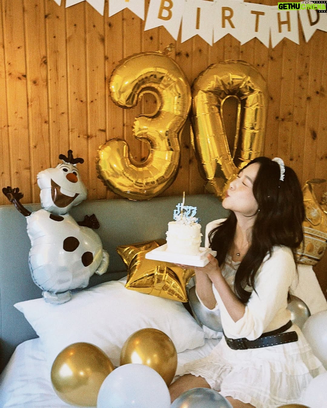 Ya-Gi Lai - 3.9K Likes - 今年看到第一顆蛋糕出現在眼前時 ——
眼淚不小心掉下來了。

也許是因為走過那些在黑暗裡等待陽光的日子，
才更明白被愛著、吹著蠟燭許願、對未來充滿期待
是多麼難得也多麼幸福。

真心謝謝每個階段來到身旁的善良與真誠🫶🏻

“Bad things at times do happen to good people.”
「有時候不幸的事情，也會落在善良的人們身上。」
這句《機智醫生生活2》的台詞，
想分享給同樣勇敢努力中的你們。

最後許個願：
願宇宙讓每個全力以赴，都能再多一點幸運。

祝我生日快樂吧
Happy birthday to me 💛🎂✨🍀 -2025.11.12