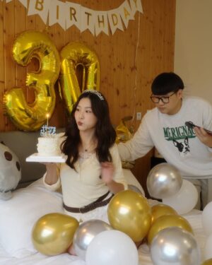 Ya-Gi Lai Instagram - 今年看到第一顆蛋糕出現在眼前時 ——
眼淚不小心掉下來了。

也許是因為走過那些在黑暗裡等待陽光的日子，
才更明白被愛著、吹著蠟燭許願、對未來充滿期待
是多麼難得也多麼幸福。

真心謝謝每個階段來到身旁的善良與真誠🫶🏻

“Bad things at times do happen to good people.”
「有時候不幸的事情，也會落在善良的人們身上。」
這句《機智醫生生活2》的台詞，
想分享給同樣勇敢努力中的你們。

最後許個願：
願宇宙讓每個全力以赴，都能再多一點幸運。

祝我生日快樂吧
Happy birthday to me 💛🎂✨🍀 -2025.11.12