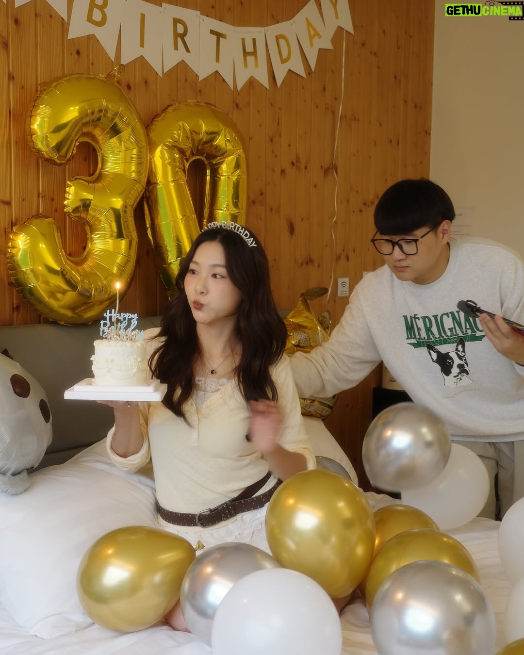 Ya-Gi Lai - 3.9K Likes - 今年看到第一顆蛋糕出現在眼前時 ——
眼淚不小心掉下來了。

也許是因為走過那些在黑暗裡等待陽光的日子，
才更明白被愛著、吹著蠟燭許願、對未來充滿期待
是多麼難得也多麼幸福。

真心謝謝每個階段來到身旁的善良與真誠🫶🏻

“Bad things at times do happen to good people.”
「有時候不幸的事情，也會落在善良的人們身上。」
這句《機智醫生生活2》的台詞，
想分享給同樣勇敢努力中的你們。

最後許個願：
願宇宙讓每個全力以赴，都能再多一點幸運。

祝我生日快樂吧
Happy birthday to me 💛🎂✨🍀 -2025.11.12