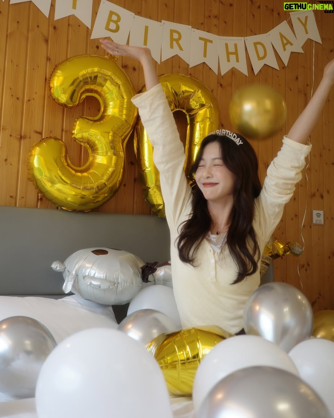 Ya-Gi Lai - 3.9K Likes - 今年看到第一顆蛋糕出現在眼前時 ——
眼淚不小心掉下來了。

也許是因為走過那些在黑暗裡等待陽光的日子，
才更明白被愛著、吹著蠟燭許願、對未來充滿期待
是多麼難得也多麼幸福。

真心謝謝每個階段來到身旁的善良與真誠🫶🏻

“Bad things at times do happen to good people.”
「有時候不幸的事情，也會落在善良的人們身上。」
這句《機智醫生生活2》的台詞，
想分享給同樣勇敢努力中的你們。

最後許個願：
願宇宙讓每個全力以赴，都能再多一點幸運。

祝我生日快樂吧
Happy birthday to me 💛🎂✨🍀 -2025.11.12