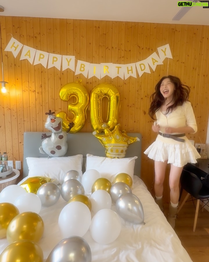 Ya-Gi Lai - 3.9K Likes - 今年看到第一顆蛋糕出現在眼前時 ——
眼淚不小心掉下來了。

也許是因為走過那些在黑暗裡等待陽光的日子，
才更明白被愛著、吹著蠟燭許願、對未來充滿期待
是多麼難得也多麼幸福。

真心謝謝每個階段來到身旁的善良與真誠🫶🏻

“Bad things at times do happen to good people.”
「有時候不幸的事情，也會落在善良的人們身上。」
這句《機智醫生生活2》的台詞，
想分享給同樣勇敢努力中的你們。

最後許個願：
願宇宙讓每個全力以赴，都能再多一點幸運。

祝我生日快樂吧
Happy birthday to me 💛🎂✨🍀 -2025.11.12
