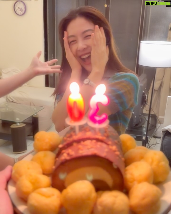 Ya-Gi Lai - 3.9K Likes - 今年看到第一顆蛋糕出現在眼前時 ——
眼淚不小心掉下來了。

也許是因為走過那些在黑暗裡等待陽光的日子，
才更明白被愛著、吹著蠟燭許願、對未來充滿期待
是多麼難得也多麼幸福。

真心謝謝每個階段來到身旁的善良與真誠🫶🏻

“Bad things at times do happen to good people.”
「有時候不幸的事情，也會落在善良的人們身上。」
這句《機智醫生生活2》的台詞，
想分享給同樣勇敢努力中的你們。

最後許個願：
願宇宙讓每個全力以赴，都能再多一點幸運。

祝我生日快樂吧
Happy birthday to me 💛🎂✨🍀 -2025.11.12