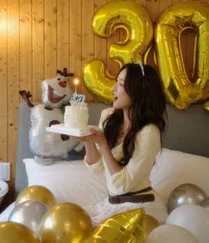 Ya-Gi Lai Instagram - 今年看到第一顆蛋糕出現在眼前時 ——
眼淚不小心掉下來了。

也許是因為走過那些在黑暗裡等待陽光的日子，
才更明白被愛著、吹著蠟燭許願、對未來充滿期待
是多麼難得也多麼幸福。

真心謝謝每個階段來到身旁的善良與真誠🫶🏻

“Bad things at times do happen to good people.”
「有時候不幸的事情，也會落在善良的人們身上。」
這句《機智醫生生活2》的台詞，
想分享給同樣勇敢努力中的你們。

最後許個願：
願宇宙讓每個全力以赴，都能再多一點幸運。

祝我生日快樂吧
Happy birthday to me 💛🎂✨🍀 -2025.11.12