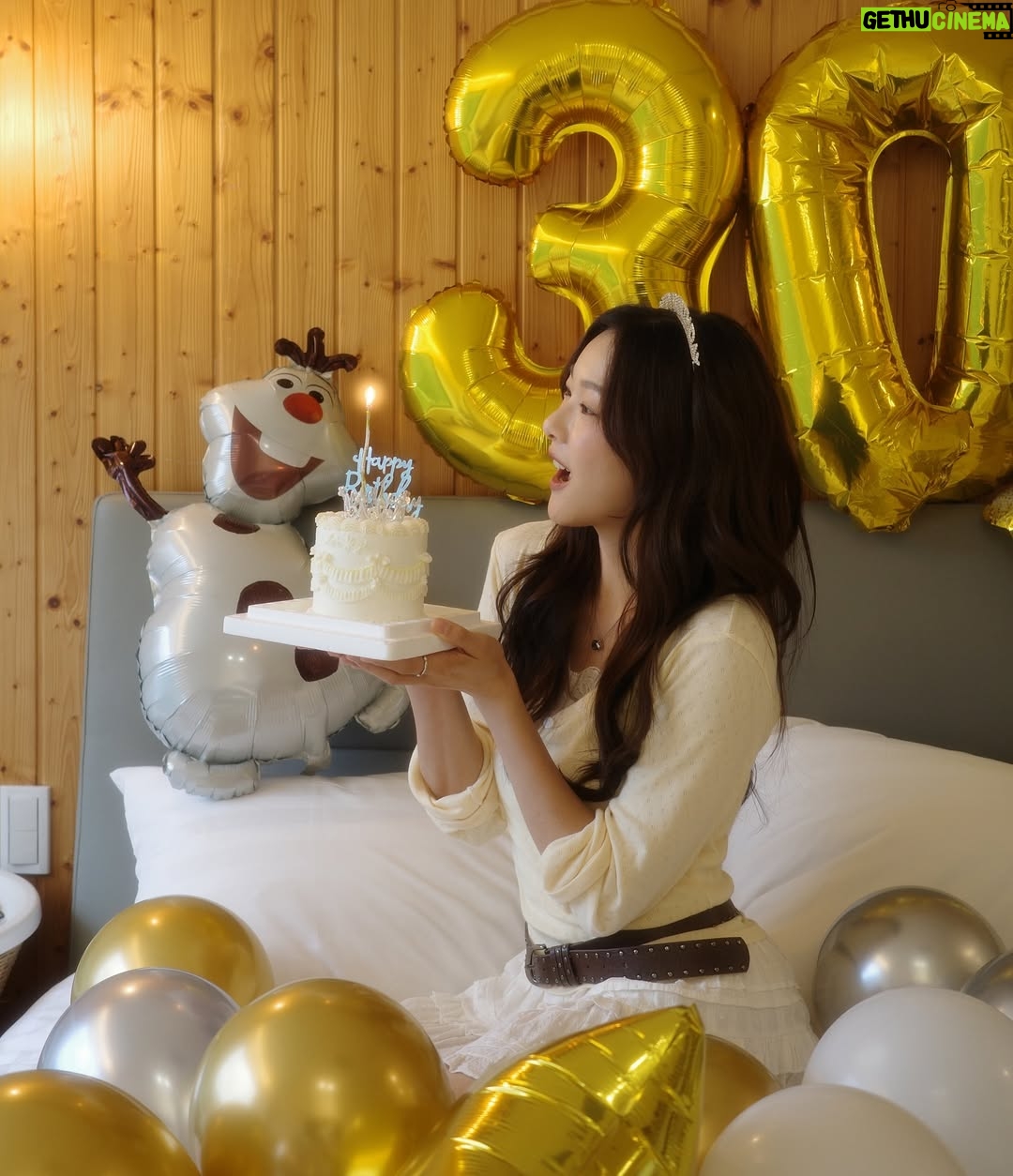 Ya-Gi Lai - 3.9K Likes - 今年看到第一顆蛋糕出現在眼前時 ——
眼淚不小心掉下來了。

也許是因為走過那些在黑暗裡等待陽光的日子，
才更明白被愛著、吹著蠟燭許願、對未來充滿期待
是多麼難得也多麼幸福。

真心謝謝每個階段來到身旁的善良與真誠🫶🏻

“Bad things at times do happen to good people.”
「有時候不幸的事情，也會落在善良的人們身上。」
這句《機智醫生生活2》的台詞，
想分享給同樣勇敢努力中的你們。

最後許個願：
願宇宙讓每個全力以赴，都能再多一點幸運。

祝我生日快樂吧
Happy birthday to me 💛🎂✨🍀 -2025.11.12