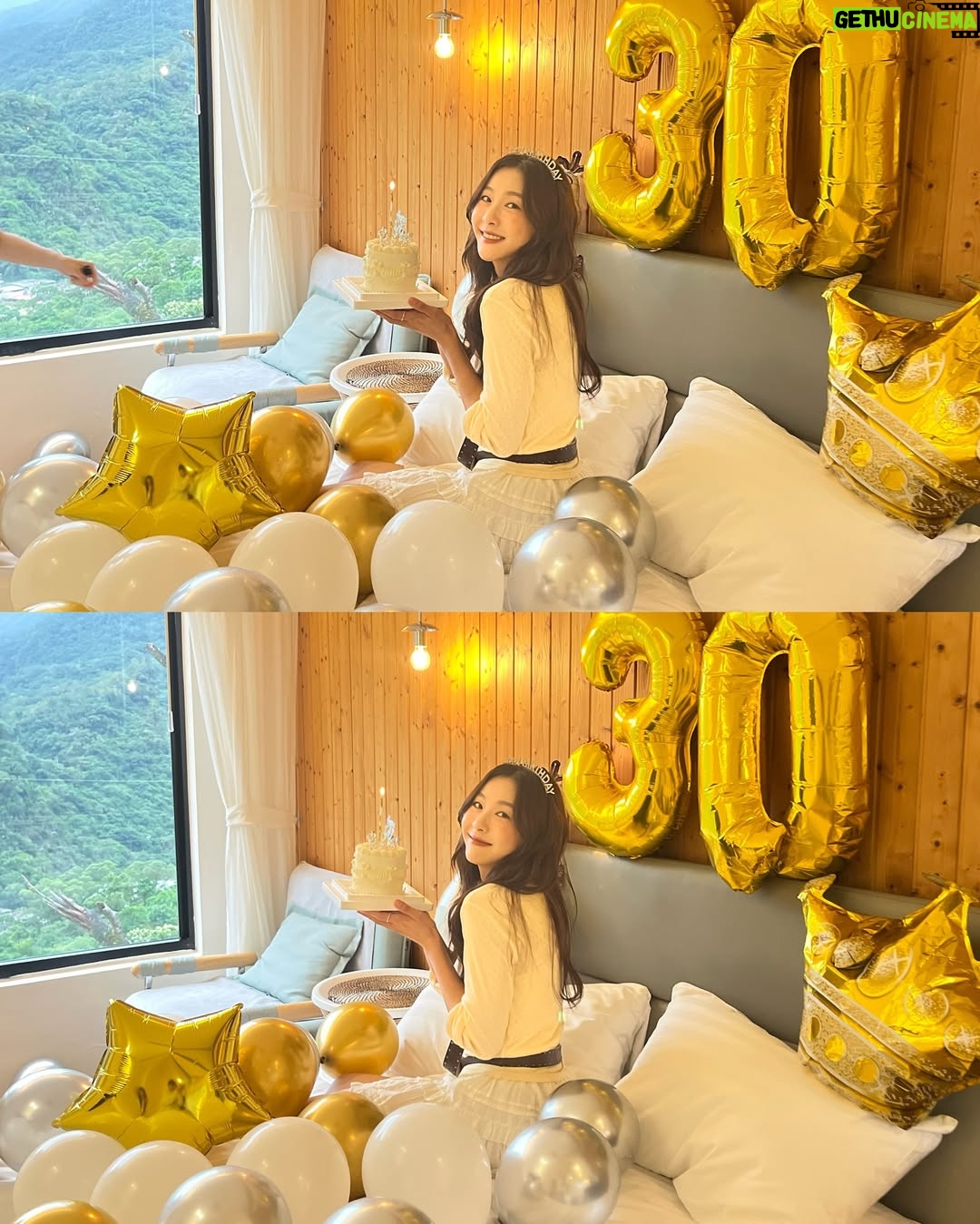 Ya-Gi Lai - 3.9K Likes - 今年看到第一顆蛋糕出現在眼前時 ——
眼淚不小心掉下來了。

也許是因為走過那些在黑暗裡等待陽光的日子，
才更明白被愛著、吹著蠟燭許願、對未來充滿期待
是多麼難得也多麼幸福。

真心謝謝每個階段來到身旁的善良與真誠🫶🏻

“Bad things at times do happen to good people.”
「有時候不幸的事情，也會落在善良的人們身上。」
這句《機智醫生生活2》的台詞，
想分享給同樣勇敢努力中的你們。

最後許個願：
願宇宙讓每個全力以赴，都能再多一點幸運。

祝我生日快樂吧
Happy birthday to me 💛🎂✨🍀 -2025.11.12