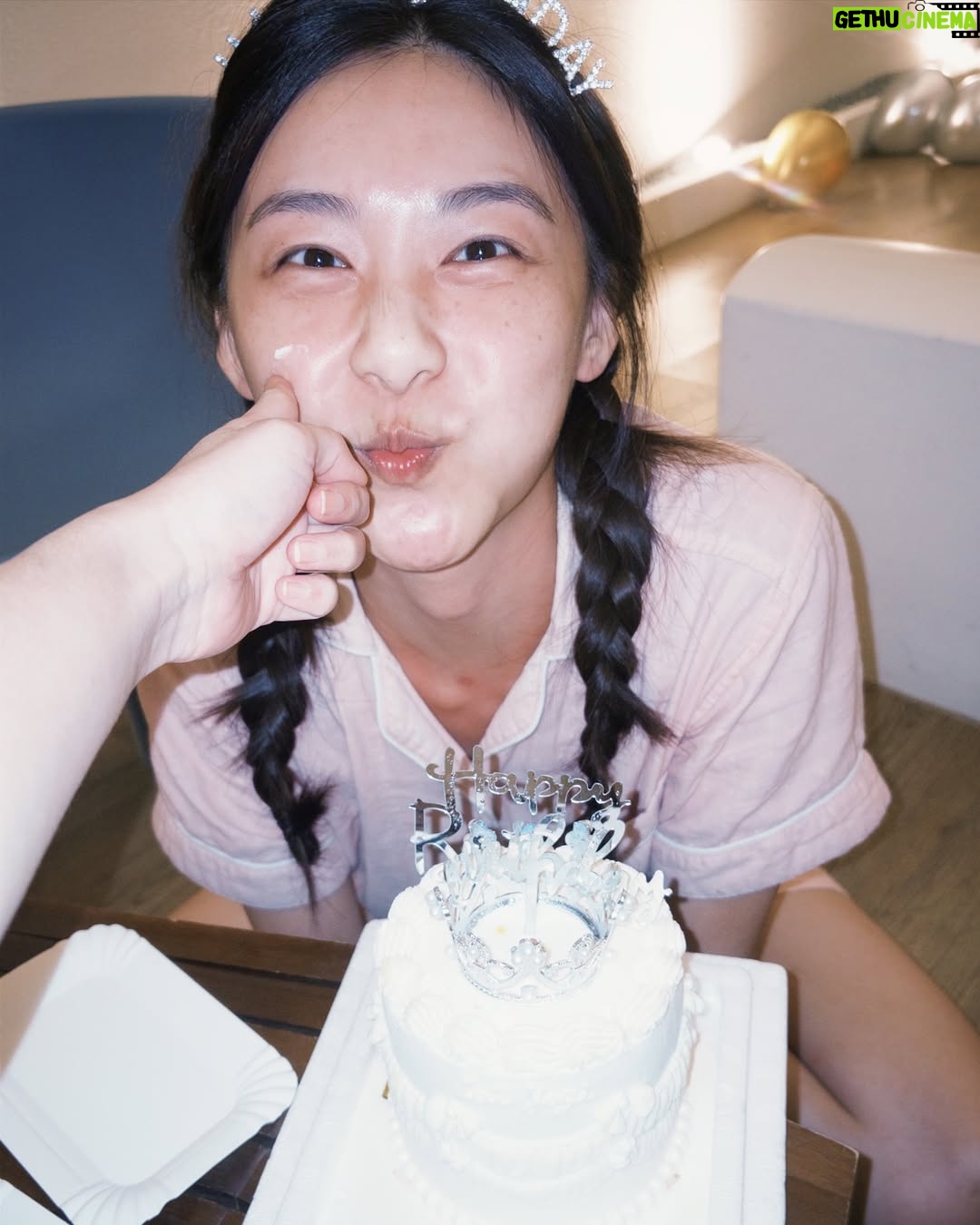 Ya-Gi Lai - 3.9K Likes - 今年看到第一顆蛋糕出現在眼前時 ——
眼淚不小心掉下來了。

也許是因為走過那些在黑暗裡等待陽光的日子，
才更明白被愛著、吹著蠟燭許願、對未來充滿期待
是多麼難得也多麼幸福。

真心謝謝每個階段來到身旁的善良與真誠🫶🏻

“Bad things at times do happen to good people.”
「有時候不幸的事情，也會落在善良的人們身上。」
這句《機智醫生生活2》的台詞，
想分享給同樣勇敢努力中的你們。

最後許個願：
願宇宙讓每個全力以赴，都能再多一點幸運。

祝我生日快樂吧
Happy birthday to me 💛🎂✨🍀 -2025.11.12