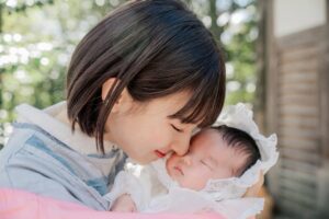Yamada Himina Instagram - 喪中につき、新年のご挨拶を失礼させていただきます。

2025年は、大切な家族や愛犬との別れを経験すると同時に、命のつながりを強く感じる新たな出会いにも恵まれた一年でした。
初めての経験や、これまで味わったことのない感情にたくさん出会い、戸惑いながらも、その一つひとつが自分を少しずつ成長させてくれたように思います。

人として、少しだけ大きくなれた一年だったのではないかなと感じています。
子育ても仕事も、これからも全力で向き合っていきますので、温かく見守っていただけたら嬉しいです。

2026年が、皆さまにとって穏やかで実りある一年となりますように。