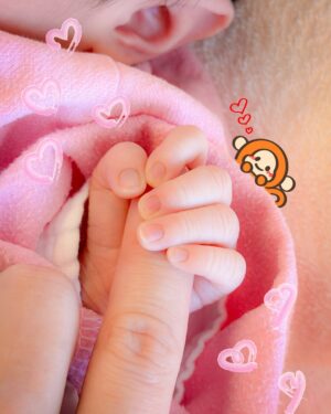 Yamada Himina Instagram - 【ご報告】
先日無事第一子産まれました。
母子共に健康です☺️

自分が親になる想像なんてこれっぽっちもしていなかったけど
自分の人生心の奥底から完璧だと思えるほどこの子を授かって良かった。
涙が止まらないほど幸せです。。。

本当に私の人生においてここまで少しでも関わってくれた
家族、友達、仕事仲間、そしていつも応援してくれている皆様、、、全て全ての皆様に
心の奥底からの感謝の気持ちでいっぱいです。

心から溢れんばかりの声で叫びます！
「ありがとう！！！！！！！」#届いた?

この子にはただただ人生を楽しく過ごして欲しい。
どんな子になってもオールOK。
私も一緒にまだまだ成長できるなぁとお子の成長も、そして自分がどうなっていくかも楽しみです😊にやにや

子育ても仕事も全力で楽しんでまいりますので
これからもよろしくお願いします！！！