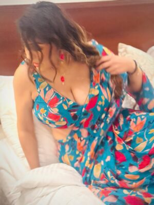 Yamini Malhotra Instagram - Iam God’s best gift to you ❤️
.
#sareelook #yaminimalhotra #sareeblousedesigns