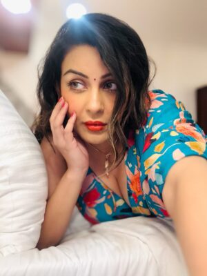 Yamini Malhotra Instagram - Iam God’s best gift to you ❤️
.
#sareelook #yaminimalhotra #sareeblousedesigns