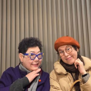 Yang Hee-eun Instagram - 예전부터
김제동을 대단하다
여겼었지만
오늘부로
존경하기로!!!!
무엇이 필요하냐 물으니
''들기름 1병만" 원하길래
생들기름 2병에 우리간장,
애견 탄이를 위해서는
말린 해산물을
준비해 갔다.
몇년만에 쉬지않고
대박 소리내어 웃었다.
#오롯이김제동
#박미선 #양희은
