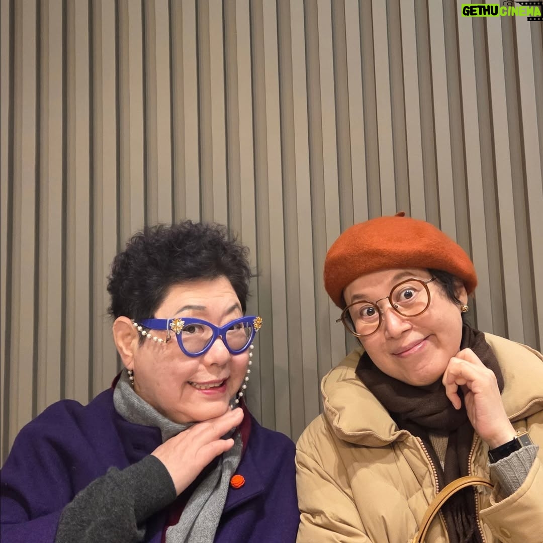 Yang Hee-eun - 3.3K Likes - 예전부터
김제동을 대단하다
여겼었지만
오늘부로
존경하기로!!!!
무엇이 필요하냐 물으니
''들기름 1병만" 원하길래
생들기름 2병에 우리간장,
애견 탄이를 위해서는
말린 해산물을
준비해 갔다.
몇년만에 쉬지않고
대박 소리내어 웃었다.
#오롯이김제동
#박미선 #양희은