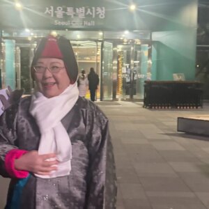 Yang Hee-eun Instagram - 보신각 타종으로 새해맞이!
종소리 울림 감동적이었고
일생에 한번 
해 볼 수있는 일이라
설레였고 기뻤다
생각보다 춥지 않았다.
연합뉴스tv 인터뷰까지...
#양희은