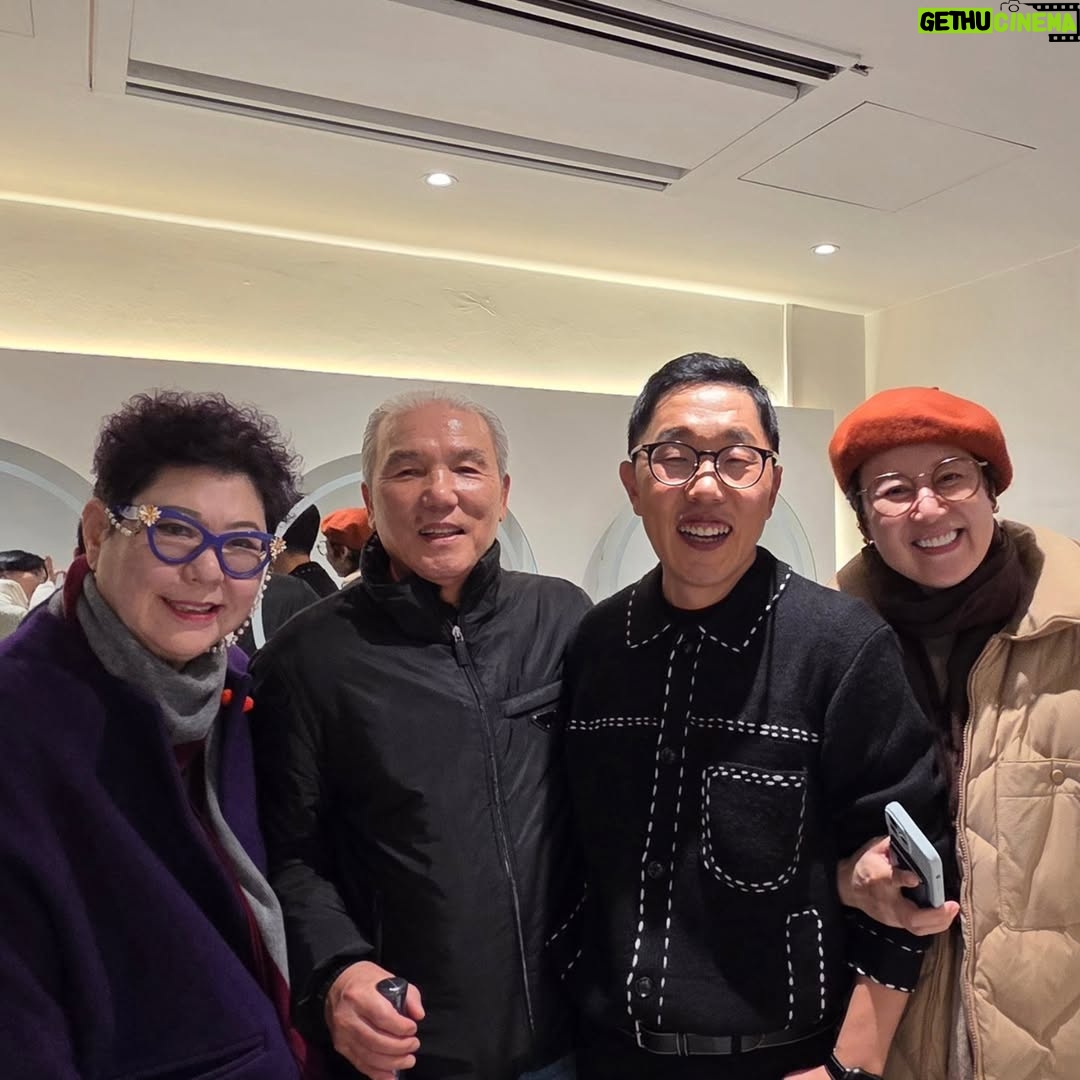 Yang Hee-eun - 3.3K Likes - 예전부터
김제동을 대단하다
여겼었지만
오늘부로
존경하기로!!!!
무엇이 필요하냐 물으니
''들기름 1병만" 원하길래
생들기름 2병에 우리간장,
애견 탄이를 위해서는
말린 해산물을
준비해 갔다.
몇년만에 쉬지않고
대박 소리내어 웃었다.
#오롯이김제동
#박미선 #양희은