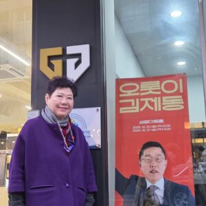 Yang Hee-eun Instagram - 예전부터
김제동을 대단하다
여겼었지만
오늘부로
존경하기로!!!!
무엇이 필요하냐 물으니
''들기름 1병만" 원하길래
생들기름 2병에 우리간장,
애견 탄이를 위해서는
말린 해산물을
준비해 갔다.
몇년만에 쉬지않고
대박 소리내어 웃었다.
#오롯이김제동
#박미선 #양희은